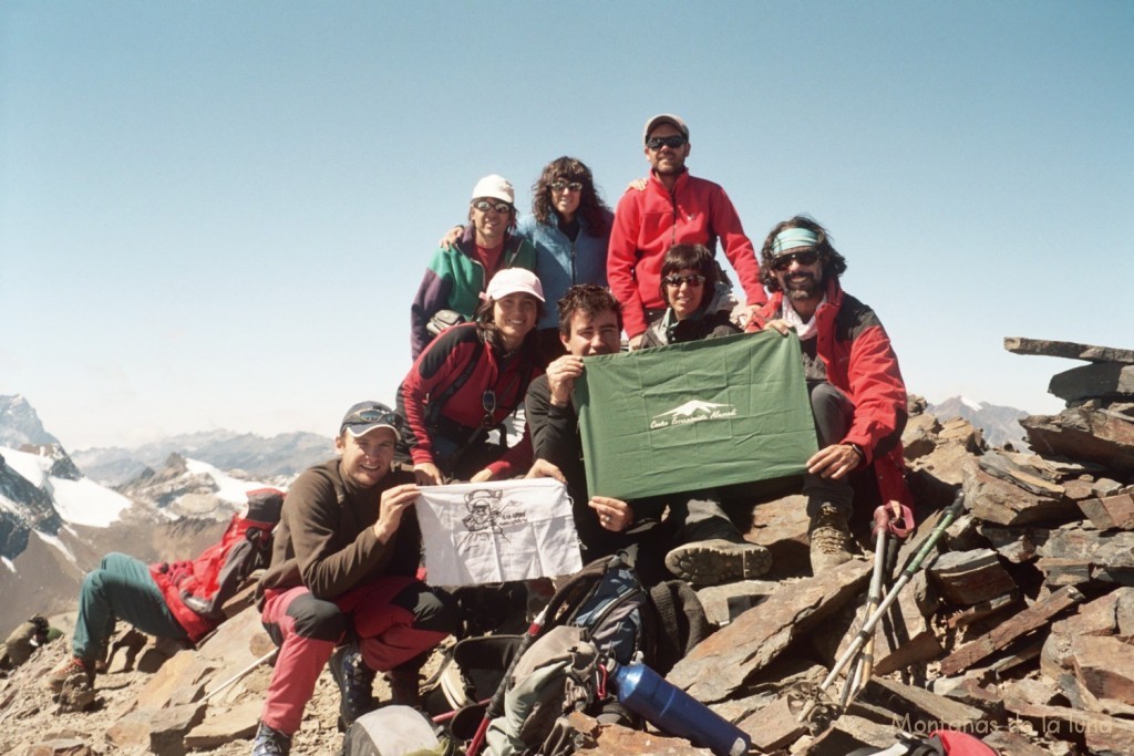 Cima del Pico Austria, 5.320 mts., de izquierda a derecha y de abajo a arriba: Javi, Zaida, Ballester, Gemma, Joaquín, Carmen, Edu y Jesús